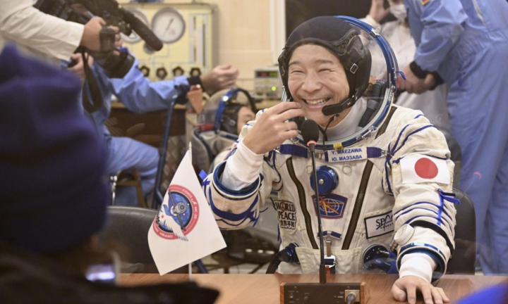 Tỷ phú Nhật Bản Yusaku Maezawa trở về Trái Đất sau chuyến du lịch vũ trụ