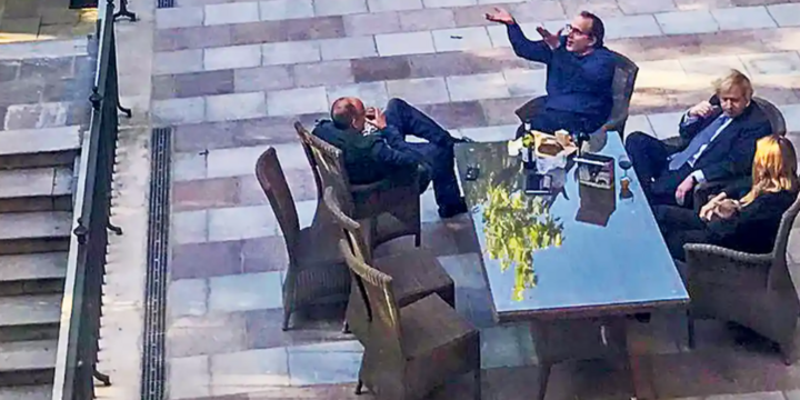 Thủ tướng Anh bị chụp ảnh tụ tập với nhân viên trong thời gian giãn cách 