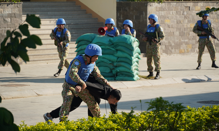 Video: Bộ đội công binh diễn tập chống bạo động