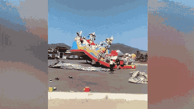 Video: Gió mạnh thổi bay nhà phao, 6 trẻ em bị hất tung