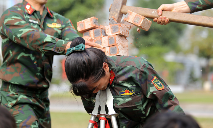 Ảnh: Nữ Đặc công Biệt động 1 trình diễn 'ngũ thương tử huyệt' đỉnh cao 