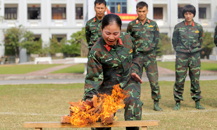 Video: Nữ đặc công trình diễn võ thuật và kỹ năng công phá