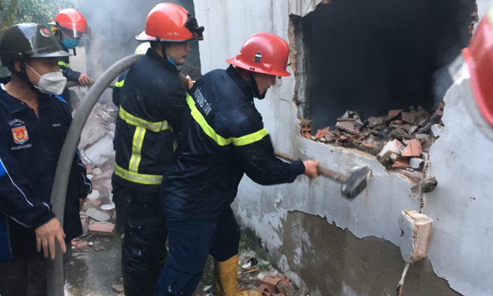 Cứu hỏa đập tường, dùng nước từ hồ bơi dập tắt đám cháy kho hàng 400m2 