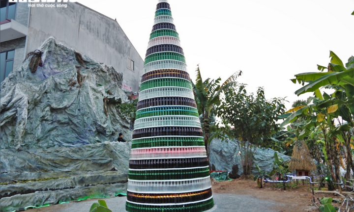 Video: Độc đáo cây thông Noel làm từ 15.000 vỏ chai bia