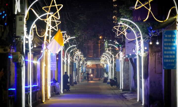 Ảnh: Xứ đạo ở ngoại thành Hà Nội trang hoàng rực rỡ đón Giáng sinh