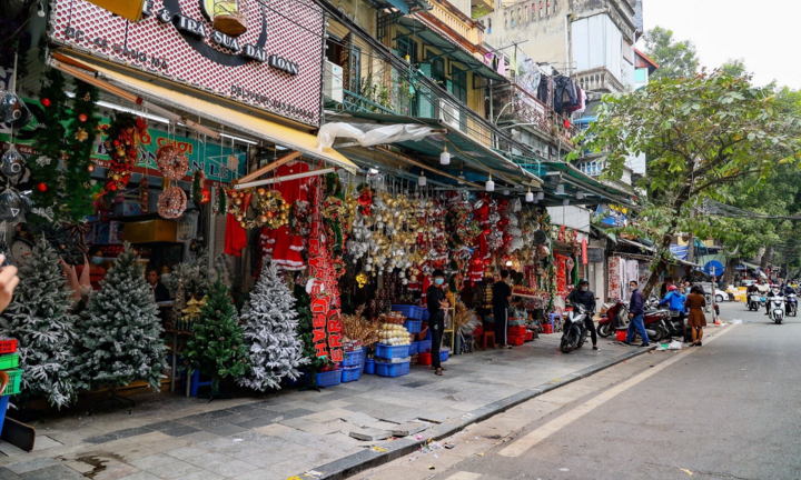 Hà Nội: Thiên đường mua sắm phố Hàng Mã vắng vẻ trước thềm Giáng Sinh
