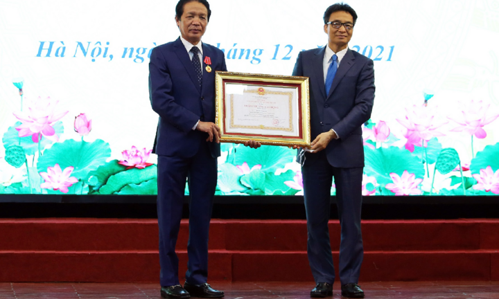 Ông Hoàng Vĩnh Bảo nhận Huân chương Lao động hạng Nhất