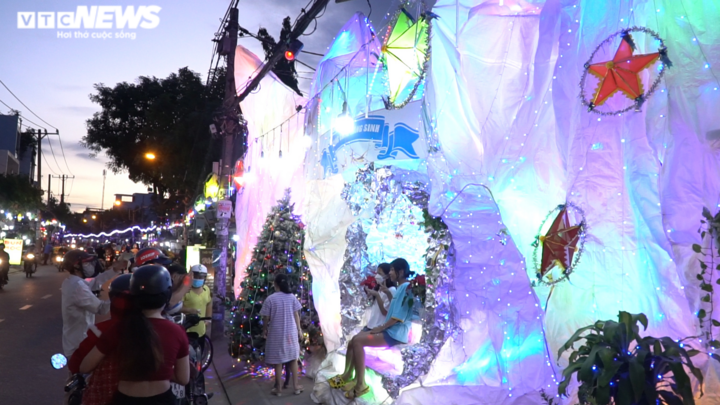 Xóm đạo TP.HCM không trang trí rực rỡ để tưởng nhớ người mất vì COVID-19