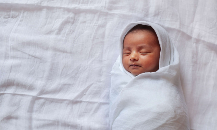 Em bé mới sinh còn dây rốn bị bỏ rơi, được đàn chó cứu sống