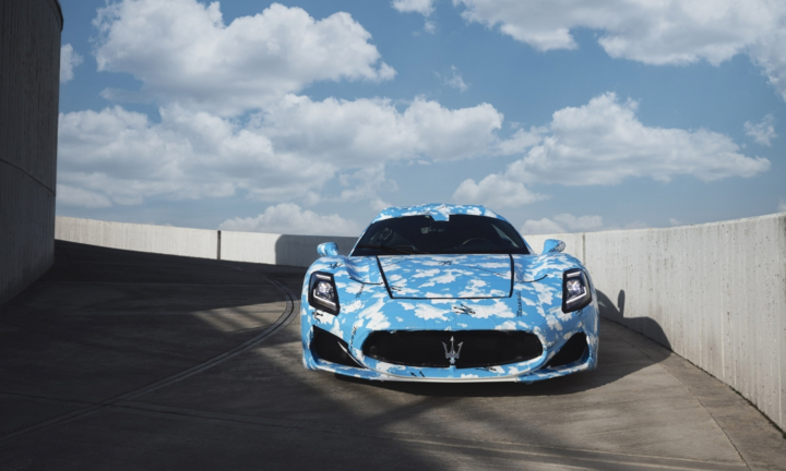 Siêu xe Maserati MC20 mui trần lộ diện trên đường phố trước ngày ra mắt