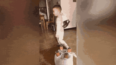 Video: Cậu bé 3 tuổi thể hiện kỹ năng tung chảo như đầu bếp chuyên nghiệp