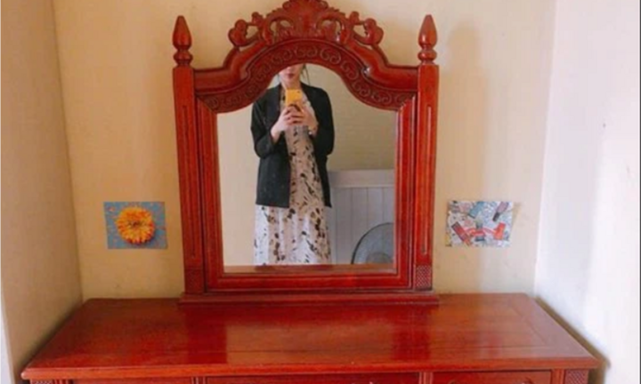 Bàn trang điểm gỗ xịn được rao bán 100 triệu, dân mạng ‘lạnh gáy’ vì 1 chi tiết