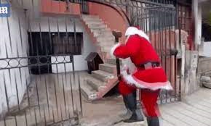 Ông già Noel vác búa bắt tội phạm như phim và loạt ‘sự cố’ hài hước khi giao quà