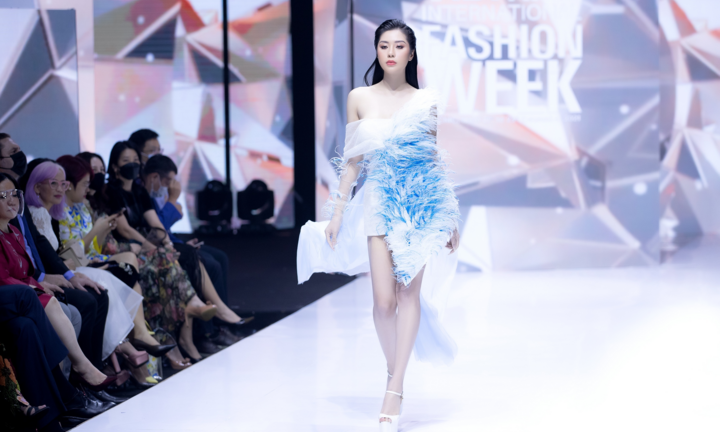Lần đầu sải bước trên sàn catwalk, Hoa hậu Tô Diệp Hà được khen ngợi hết lời