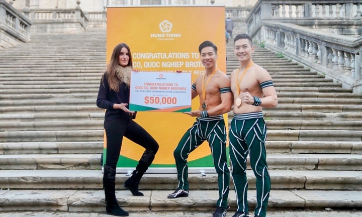 Tập đoàn Hưng Thịnh thưởng nóng hơn 1 tỷ đồng cho nghệ sĩ Quốc Cơ, Quốc Nghiệp