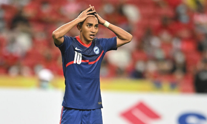 Bị đuổi 3 cầu thủ, HLV Singapore không trách trọng tài