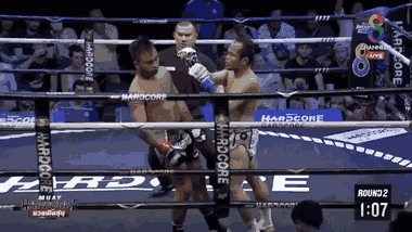 Video: Trọng tài phản ứng cực nhanh, cứu mạng võ sĩ Muay Thái