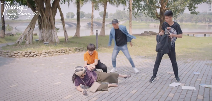 'Thương ngày nắng về' tập 19: Duy cứu bà Nga khỏi đám côn đồ