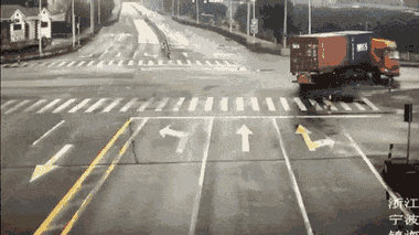 Video: Mất kiểm soát khi chạy tốc độ cao, xe tải tông nát xe ba bánh