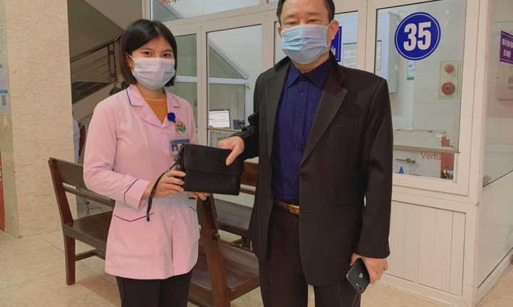 Nữ điều dưỡng ở Hà Tĩnh trả lại hơn 60 triệu đồng cho bệnh nhân đánh rơi