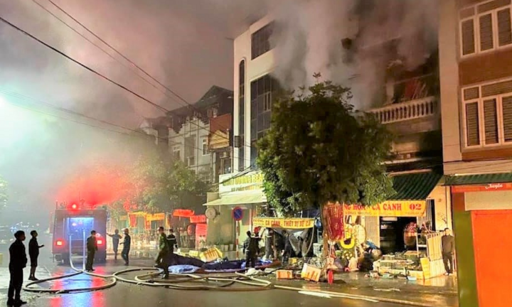Cháy nhà 3 tầng, 2 vợ chồng cùng con nhỏ tử vong