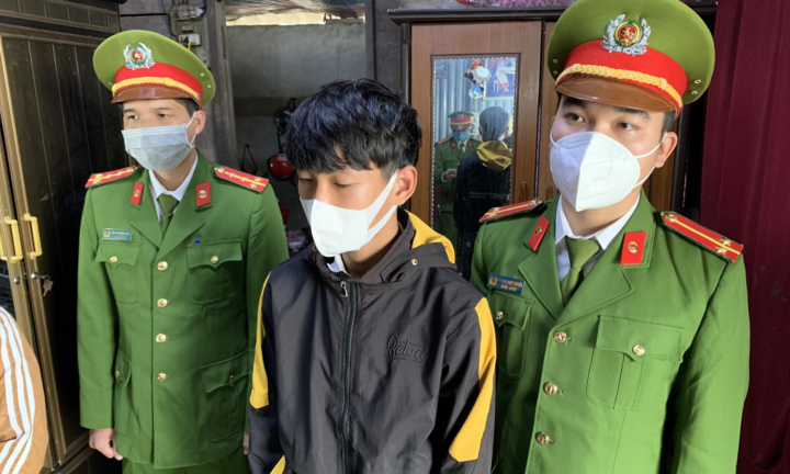 Côn đồ 18 tuổi mang dao vào quán cà phê đâm 2 người trọng thương