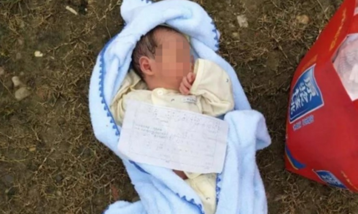 Phát hiện sự thật đau lòng khi thấy con hàng xóm giống chồng như tạc