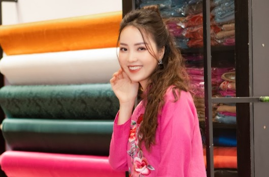 Á hậu Thuỵ Vân 'lôi' NTK Vũ Thu Trang ra khỏi vòng an toàn