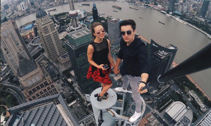 Cặp đôi thích ‘thách thức' tử thần, làm dân mạng ‘rụng rời’ với thú vui selfie