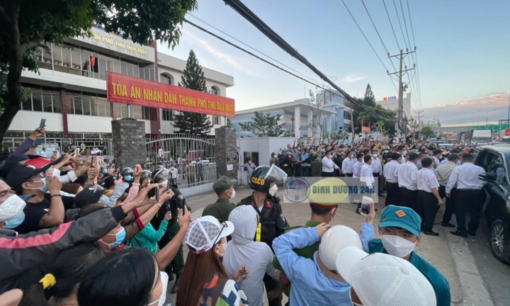 Phóng viên bị đe dọa khi tác nghiệp tại tòa xử vụ án liên quan bà Phương Hằng