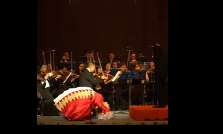 'Hết hồn' xem nghệ sĩ Tố Loan vừa uốn dẻo, plank vừa hát opera cao vút