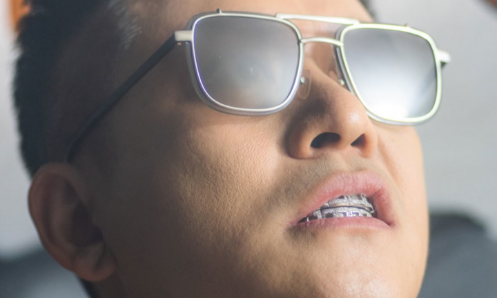 Tuấn Hưng đeo niềng răng kim cương hát rap 