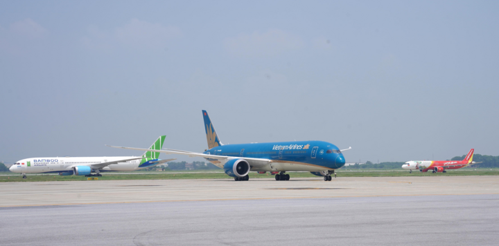 Thị trường tuần qua: GDP năm 2021 thấp nhất 10 năm, bắt đầu bán vé bay quốc tế