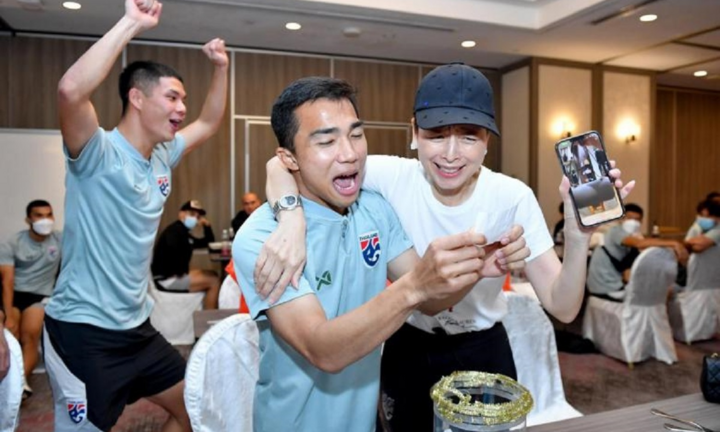 Nữ tỷ phú Thái Lan thuê chuyên cơ đưa cả đội về nước