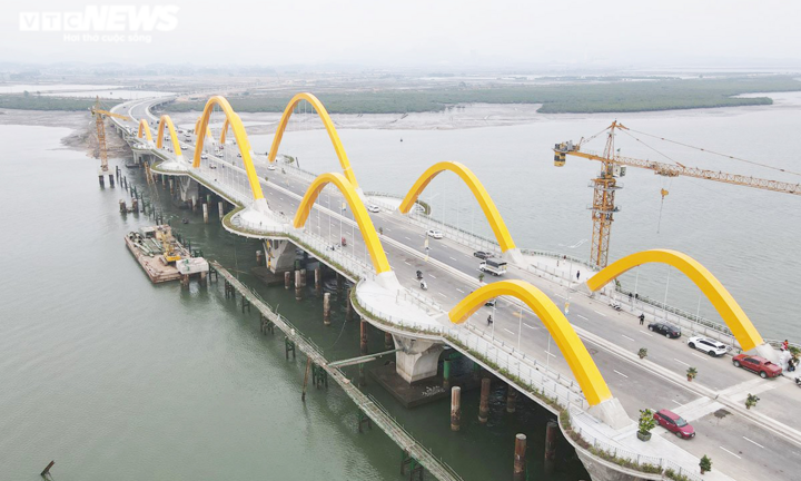 Cận cảnh cầu Tình Yêu, đường bao biển Hạ Long - Cẩm Phả ở Quảng Ninh