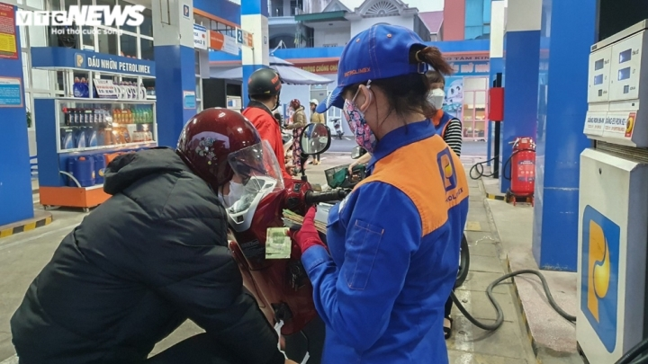 Giá xăng giảm hơn 800 đồng/lít