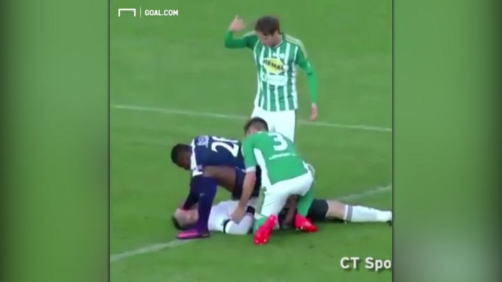 Video: Cầu thủ cứu thủ môn đối phương thoát nuốt lưỡi ngay trên sân