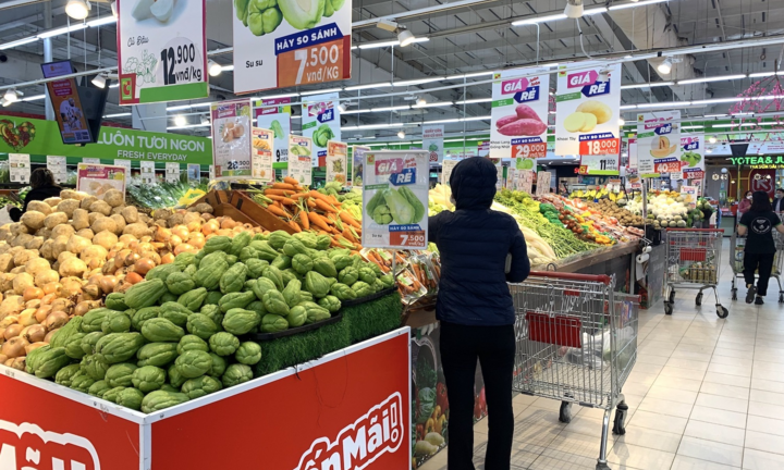 Hàng đầy ắp nhưng siêu thị, cửa hàng vắng vẻ trong ngày đầu năm mới