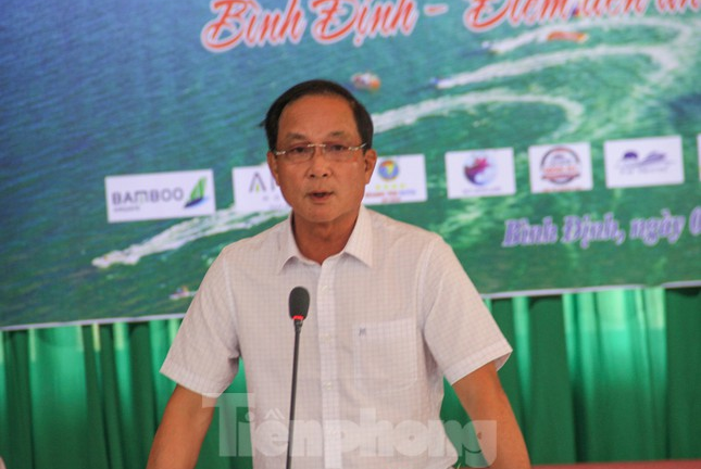 Cựu Giám đốc sở bị miễn nhiệm vì chơi golf giữa dịch xin nghỉ hưu trước tuổi