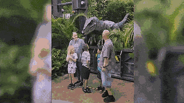 Video: Bị robot khủng long lén lút hù dọa, cả gia đình hoảng sợ