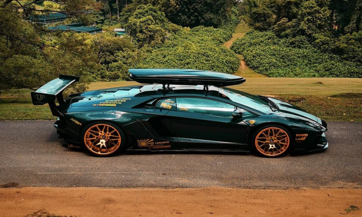 Lamborghini Aventador với bản độ độc đáo gắn cả cốp trên nóc xe