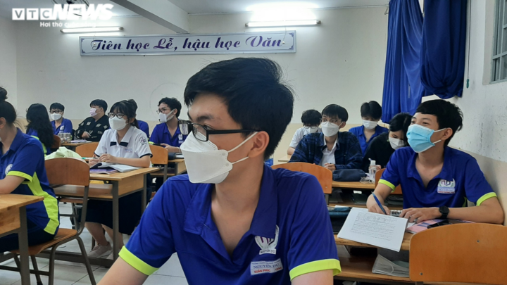 TP.HCM: Ngày đầu học sinh lớp 7, 8, 10 và 11 đến trường sau hơn nửa năm ở nhà