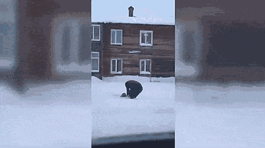 Video: Tài xế taxi giải cứu cậu bé mắc kẹt trong tuyết