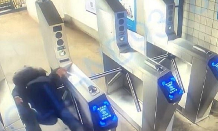 Mất mạng chỉ vì trốn vé tàu điện ngầm để tiết kiệm 2 USD