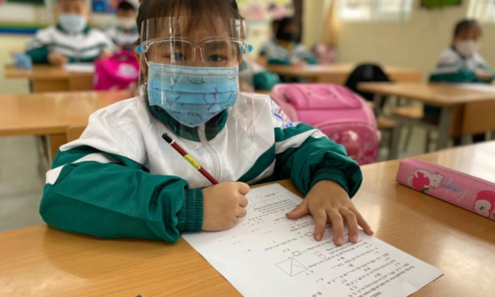 Học sinh lớp 1 ở Hà Nội đến trường trong mùa dịch thế nào?