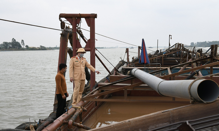 Cảnh sát mật phục, bắt giữ trọn ổ 'cát tặc' trên sông Hồng