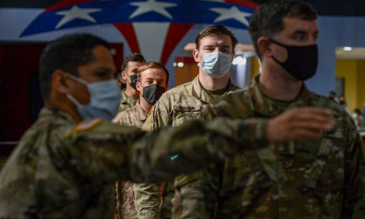 Để bùng dịch COVID-19 ở căn cứ quân sự, Nhật yêu cầu Mỹ thiết quân luật 