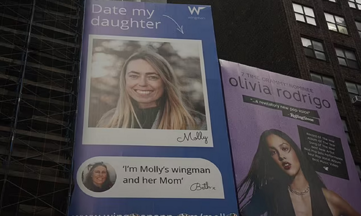 Bà mẹ ung thư treo pano 'quảng cáo' con gái, mong kén rể trước khi qua đời