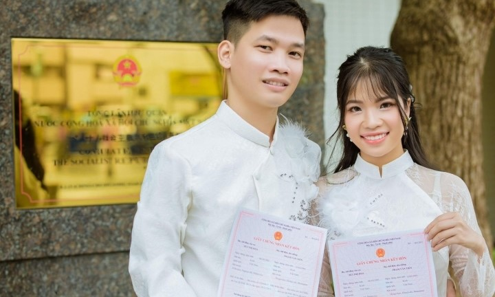 4 năm 'kẹt' ở Nhật không thể về quê ăn Tết, vợ chồng son phải nhận họ online