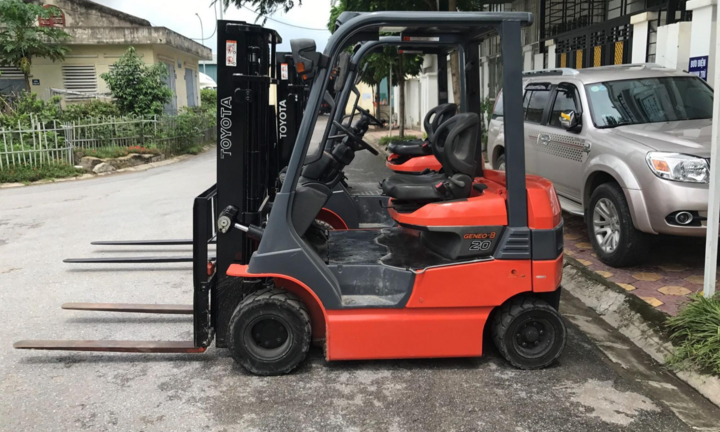 Nên chọn mua xe nâng điện đứng lái hay ngồi lái?